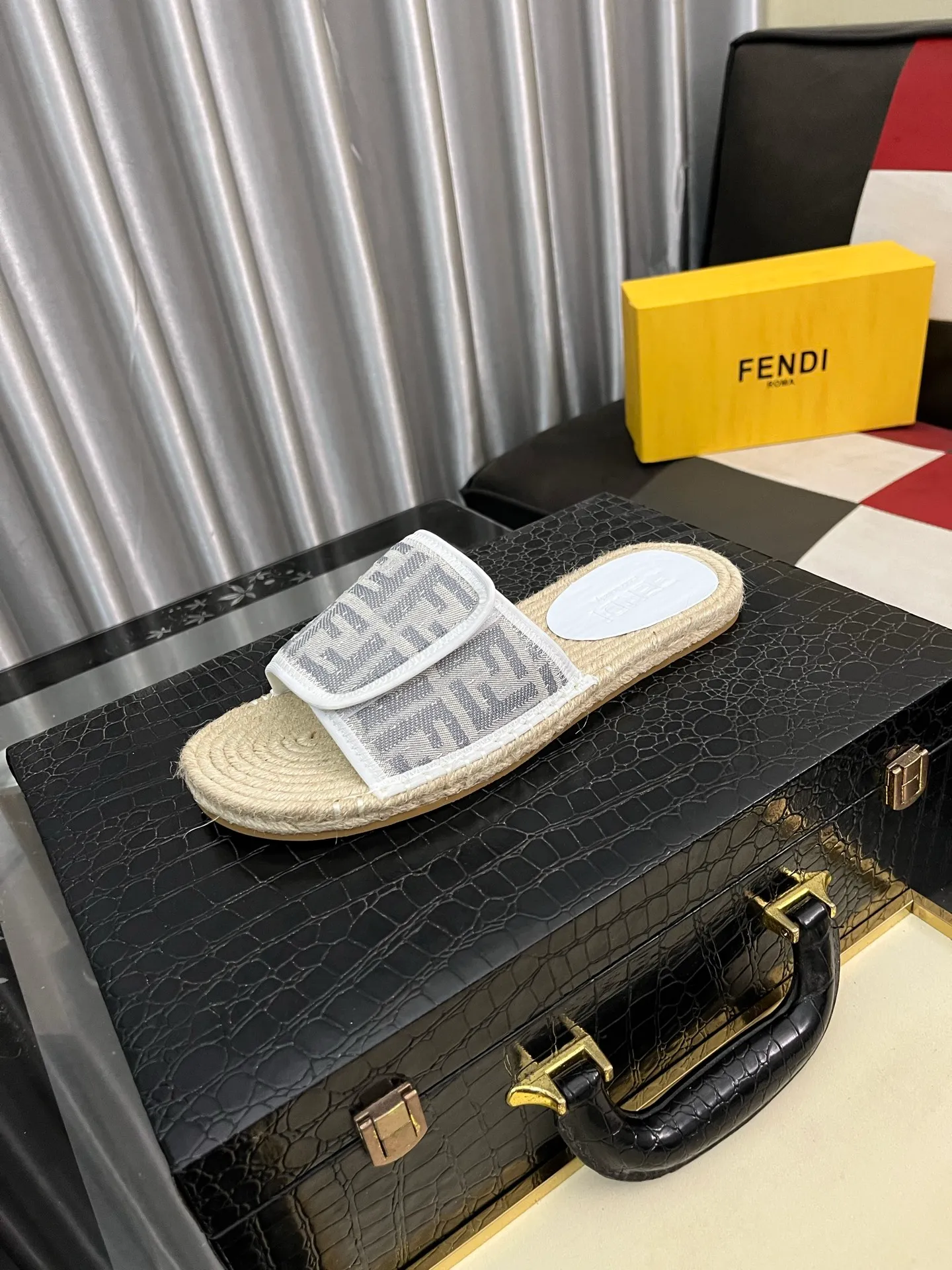 Men's shoes💰320⌚️⌚️[FENDI~Fendi slippers] High-end men's shoes brand official website 1:1 latest masterpiece: original mold customization, fabrics made of imported original materials, upgraded outsole, lighter, top quality in the market, simple and tasteful, a must-have for fashionistas, fashion is at your feet, full of confidence, the same style at the counter👍The season of summer slippers is here. Yardage: 38-44. Can be customized45.46.47